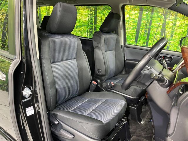 運転席シート廻りは使用感も少なく、良好な状態となっています。丁寧に使われていたことがよくわかりますね。