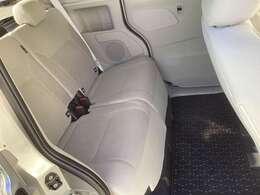 左右分割でのスライド＆リクライニングができるリヤシート♪足を組んでもラクラク座れます！