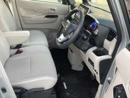 大きなベンチシートで足元もヒロビロ■大型シートで座り心地は快適♪中央にはアームレストが付いてゆったりドライブ♪シートヒーター（運転席＆助手席）装備(*^-^*)