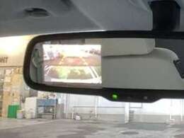 リヤビューモニター付ルームミラー装備！シフトを「R（後退）」に入れると、車両後方の映像をルームミラーに表示。後退時のステアリング操作の目安となるラインも表示し車庫入れをサポートします。