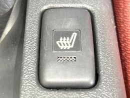 【オートエアコン】一度お好みの温度に設定すれば、車内の温度を検知し風量や温度を自動で調整。暑い…寒い…と何度もスイッチ操作をする必要はありません。快適な車内空間には必須の機能ですね♪