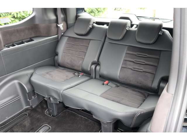 3列目シートは車内全体を爽快に見渡せて、座り心地も快適に。すべてのシートの居心地をとことん追求しました。