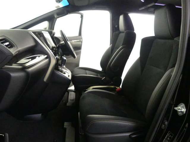 高いホールド性で運転姿勢が安定します。長距離ドライブでも疲れにくいのが魅力です。快適なドライビングライフをお送りください♪