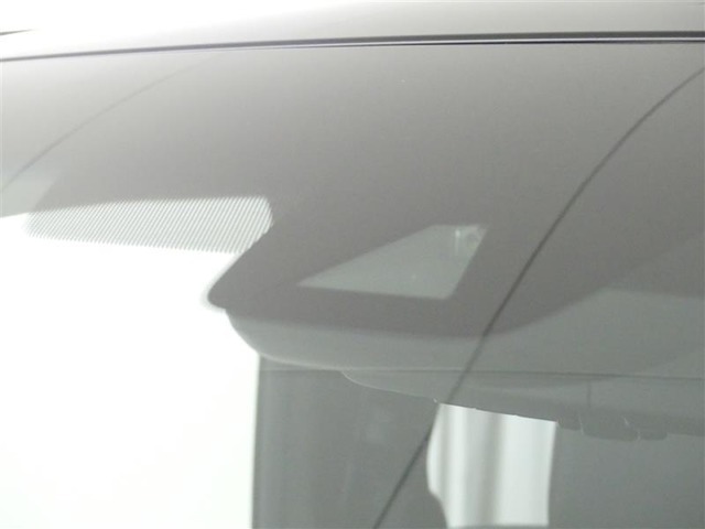衝突被害軽減ブレーキ搭載。過信せずに運転に集中しましょう。