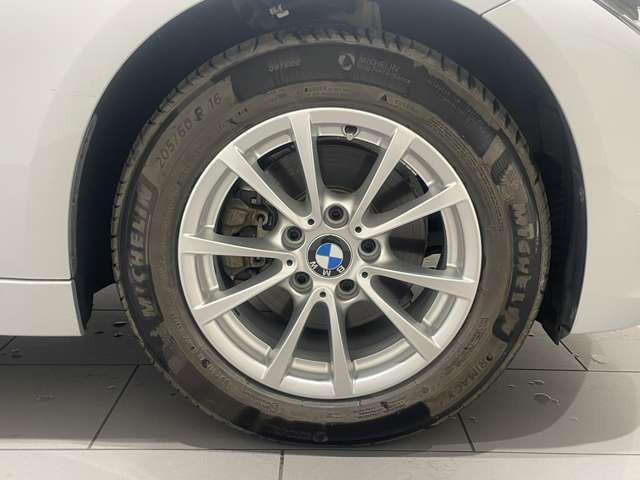サービスにはドイツ本国と同様に教育と訓練を受け、BMWを知り尽くした「マイスター」が数多く在籍しております。360度による納車前点検整備で、お客様に安心と安全をお届けいたします。
