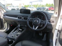 KF系マツダのCX-5、後期モデルが入荷！軽油で走行するディーゼル車です。車両重量1650kg・WLTCモード燃費は17.4km/L・直列4気筒ターボエンジン・200馬力のお車です（※カタログ参照）。