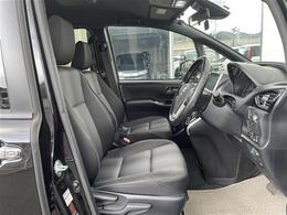 【運転席】座りやすく運転しやすいデザイン！ドライブも楽しく！