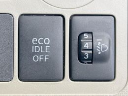 【アイドリングストップ】赤信号や渋滞で停車した際にエンジンを停止し、無駄な燃料の消費を抑えます。燃費向上や環境保護につなげる機能♪エンジンはブレーキを離せば再始動します。