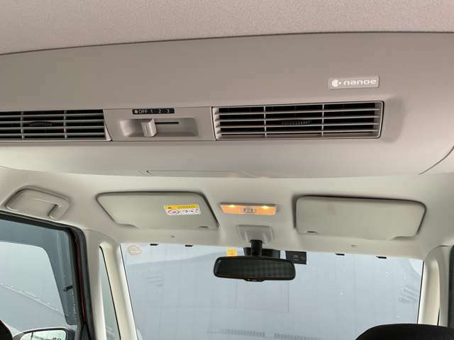 リヤシーリングファンに「ナノイー」発生機能を新装備。「ナノイー」を運転席側吹き出し口からの風に乗せて、きれいな空気を車内全体に届けます。