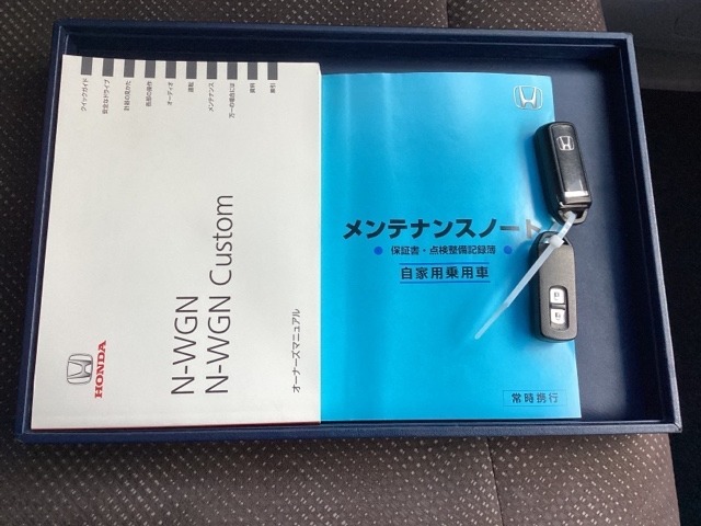 メンテナンスノート【整備記録簿】、取説も揃っています。スマートキーはバッグなどにしまったままボタン操作でエンジンの始動・停止ができて大変便利です。