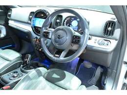 レザーシートとドアのアームレストは、専用カラーとなる「ハイランドグリーン」を採用。落ち着きと暖かみのあるグリーンで統一された内装は、通常モデルとは一線を画すプレミアム感あふれる印象となっています！