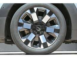 アンテイムドエディションのために開発された18インチホイール「Untamedスポーク2トーン」。幾何学模様にブラック＆シルバーが織りなす独自のデザインが特別仕様車ならではの魅力を演出する。