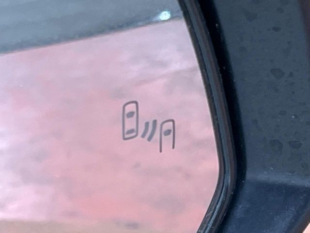 【ブラインドスポットモニター】走行中、ドアミラーの死角になりやすい箇所に後続車が接近するとサイドミラーのレンズに警告を表示！ドライバーに注意喚起をしてくれます。