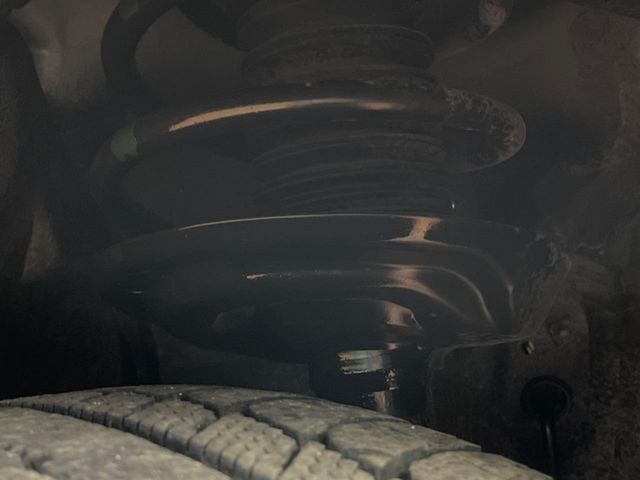 お車を安心してお乗りいただく為には、足回りの定期点検が欠かせません。サービスサポート（有償保証）では無料点検もご提供しており、安心のカーライフをお過ごしいただけるサポート体制が整っています。