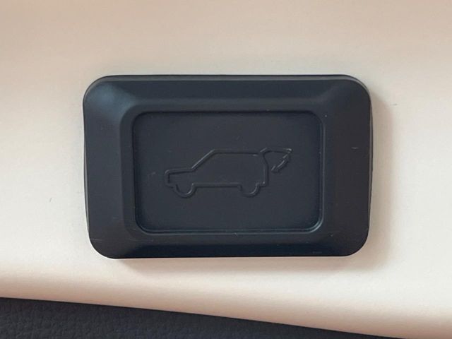 【パワーバックドア】スマートキーや運転席のボタンを押すだけでリアゲートが自動で開閉します！荷物を持っている時や、高い位置にあるバックドアを閉める際に便利な機能です♪