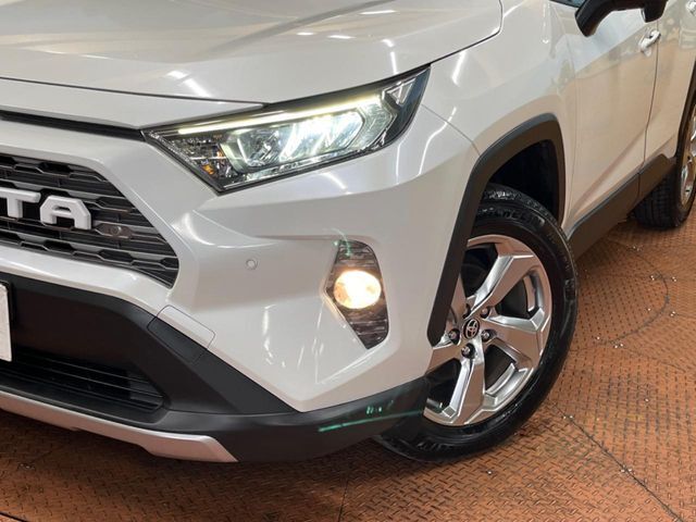 【LEDヘッドライト】悪天候や夜間走行時も良好な視界を確保し安心して運転できる高輝度LEDヘッドライトを装備！点灯速度が早く、消費電力も抑えられています。