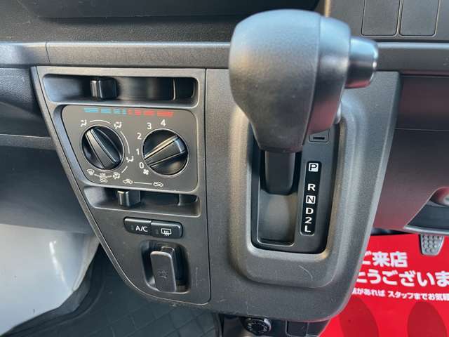 初めてお車をご購入される方でも大丈夫！知識・経験共に豊富なスタッフが親切・丁寧にお客様にピッタリなお車をご案内させて頂きます。ご購入後のアフターケアなど、お困りな事は何でもご相談ください！