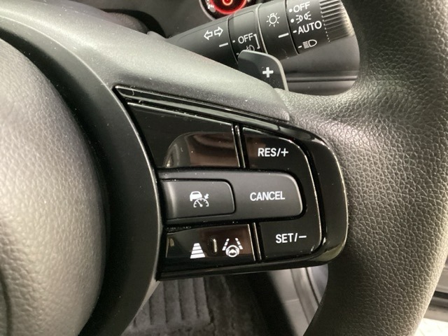ハンドルにHondaセンシング系のクルーズコントロールやレーンキープアシストなどのスイッチが装備されています。ハンドルから手を離さず安全に操作できます。