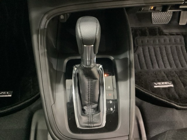 CVT車のセレクトレバーです。低速から高速まで、変速ショックのないスムーズな走りと、エンジン効率のよい領域を維持して燃費にも貢献します。サイドブレーキはスイッチ操作の電子制御パーキングブレーキです。