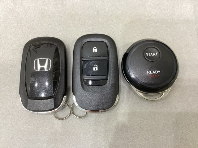 スマートキーを装備しています。鍵を差し込むことなくドアロックの開け閉めと、スタートボタン操作でのエンジンスタートができます。加えて、純正リモコンエンジンスターター用の操作キーもついています。