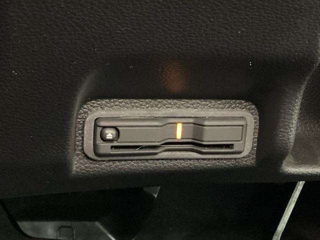 ハンドルの左下にETCがついています。高速道路の料金所の通過も楽々です！。　カードの取り出しもしやすい場所についています。