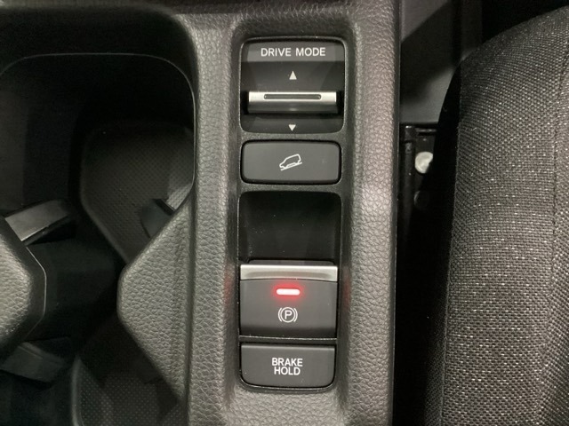 セレクターノブの下に、3つの異なる加速感を楽しめるドライブモードスイッチがついています。一般道、スポーツ走行、エコ走行など、シーンに合わせて最適な加速感を楽しめるドライブモードスイッチです。