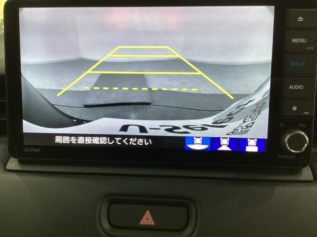 バックでの車庫入れも安心です！　リアカメラが付いているバックモニター付のナビを装備しております。操作線もついており距離感も画面から確認できます。