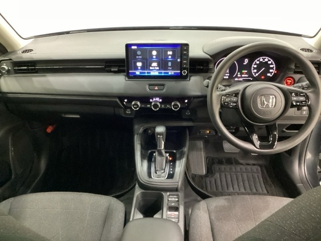 車内は光触媒抗菌消臭施工済です。インパネ周りはスタイリッシュなデザインで機能や装備も充実しています。グローブボックスやカップホルダーのほかにトレーなどたくさんの収納スペースが付いています。