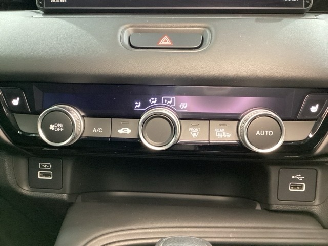 オートエアコンがついてますので簡単操作で快適に過ごせます。シートヒータースイッチ内蔵で前席の左右別々に3段階で温度設定ができます。