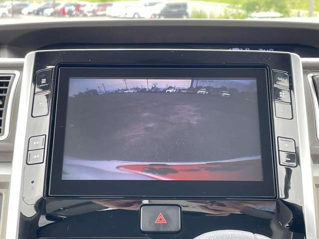 「バックモニター」　シフトをリバースに入れれば、車内のモニターに後方の様子を映し出します♪車を駐車する際やバックをするときに便利です♪