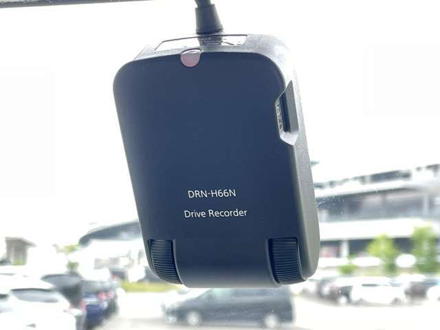 「ドライブレコーダー」 急停止や衝突などで車に衝撃が加わった時、映像・音声を記録する車載装置です♪