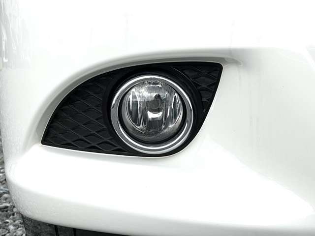 フォグランプは、霧・雨・雪などの悪天候時に路面を照らし、視界を確保するための補助灯です。広がりのある光で足元を照らすため視認性が向上します。また対向車にも自車の存在を知らせる役割もあります。