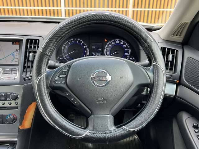 ステアリングリモコンは、ハンドルから手を離さずにオーディオやナビ、電話などの操作ができる便利な機能です。運転中でも視線や姿勢を大きく変えることなく操作できるため、安全性と快適性の両方を高めてくれます。