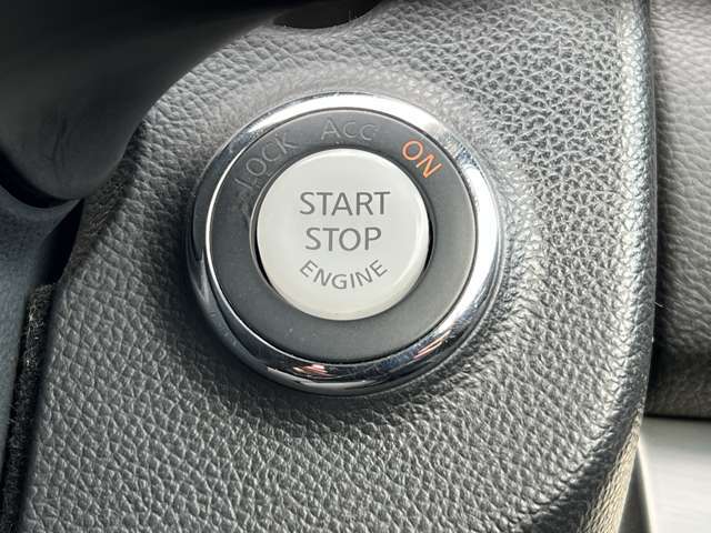 キーを取り出さずに、ボタンひとつでエンジンを始動できるプッシュスタートシステムを搭載。乗り降りやエンジン始動がスムーズになり、日々の運転がより快適に。スマートキーと連動し、防犯性も向上しています。