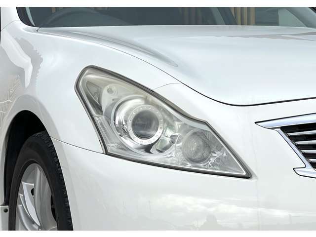 HID（ディスチャージ）ヘッドライトはキセノンガスを使用した高輝度のライトで、ハロゲンライトに比べて約2倍以上の明るさを実現します。白く明るい光で夜間の視認性が向上し、省電力で長寿命なのも特徴です。