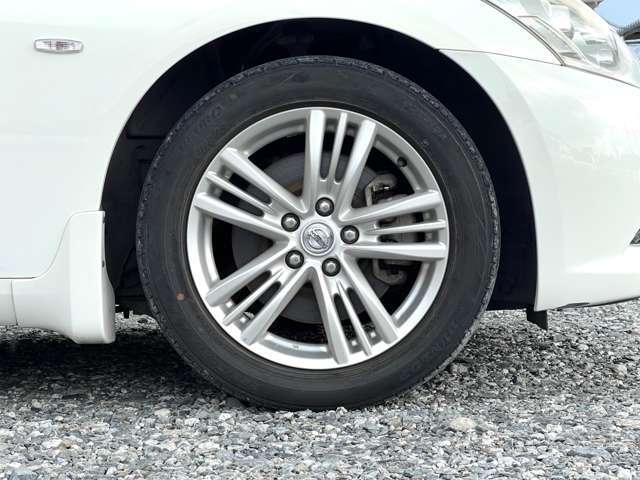 純正17インチアルミホイールです。軽量で耐久性に優れたアルミニウム合金製のホイールは、見た目の美しさはもちろん、軽量化により燃費向上や走行性能の向上にも貢献します。