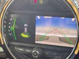 ●ガイドライン付きバックカメラ：不安な駐車もこれで安心！ガイドライン付きなので狭い箇所での駐車もラクラクです！