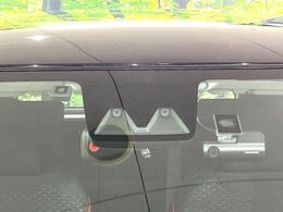 【スマートアシスト】走行中に前方の車両等を認識し、衝突しそうな時は警報とブレーキで衝突回避と被害軽減をアシスト。より安全にドライブをお楽しみいただけます。