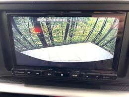 【バックカメラ】駐車時に後方がリアルタイム映像で確認できます。大型商業施設や立体駐車場での駐車時や、夜間のバック時に大活躍！運転スキルに関わらず、今や必須となった装備のひとつです！