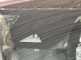 【インテリジェントエマージェンシーブレーキ】フロントカメラで前方の車両や歩行者を検知。衝突しそうな時は衝突被害軽減ブレーキが作動、衝突回避をサポート。より安全にドライブをお楽しみいただけます。