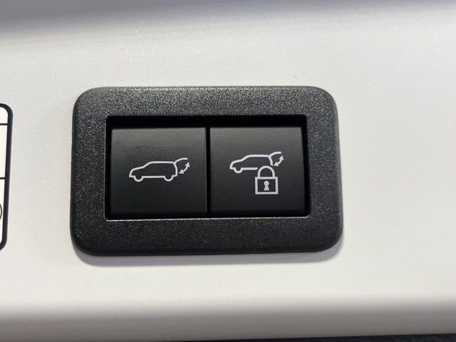 【パワーバックドア】スマートキーや運転席のボタンを押すだけでリアゲートが自動で開閉します！荷物を持っている時や、高い位置にあるバックドアを閉める際に便利な機能です♪