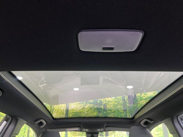 【パノラマルーフ】大型のパノラマルーフ搭載で車内の解放感が一気にアップ！開放的なドライブをお楽しみいただけます。