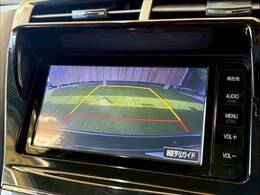 【カラーバックモニター】を装備しております。リアの映像がカラーで映し出されますので日々の駐車で安心安全です。