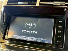 【メーカーオプションナビ】フルセグテレビやブルートゥース接続、DVD再生など多彩な機能を併せ持っており、インパネ周りがすっきりしてますね！