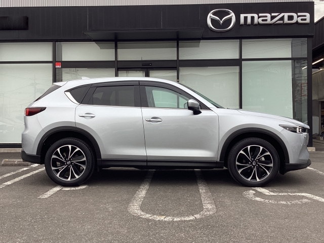 躍動感のある美しいデザインのSUV、マツダ「CX-5」です。