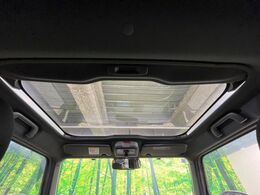 【ガラスルーフ】ガラスルーフ搭載で車内の解放感が一気にアップ！開放的なドライブをお楽しみいただけます。