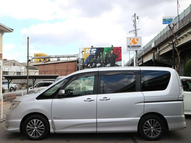 【展示車両について】当店では低価格を実現させる取り組みとしまして微細な傷などはあえて修理せずに展示している場合がございます。お客様ご要望に合わせた外装仕上げを実施いたします。