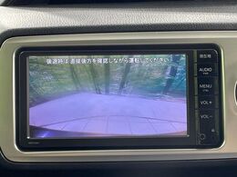 【バックカメラ】駐車時に後方がリアルタイム映像で確認できます。大型商業施設や立体駐車場での駐車時や、夜間のバック時に大活躍！運転スキルに関わらず、今や必須となった装備のひとつです！