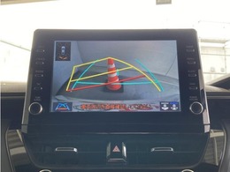 バックモニター付きです。車の後方に小型カメラが付いており、バックする際の後方の様子をモニター上に表示します。