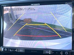 【バックカメラ】駐車時に後方がリアルタイム映像で確認できます。大型商業施設や立体駐車場での駐車時や、夜間のバック時に大活躍！運転スキルに関わらず、今や必須となった装備のひとつです！